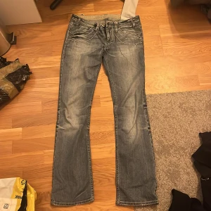 Bandits du monde jeans  - Jättesnygga broderingar och fett lowwaist🙏🙏 Säljer för att de inte kommer till användning längre, kom privat för mer frågor och skriv innan köp! Pris kan diskuteras