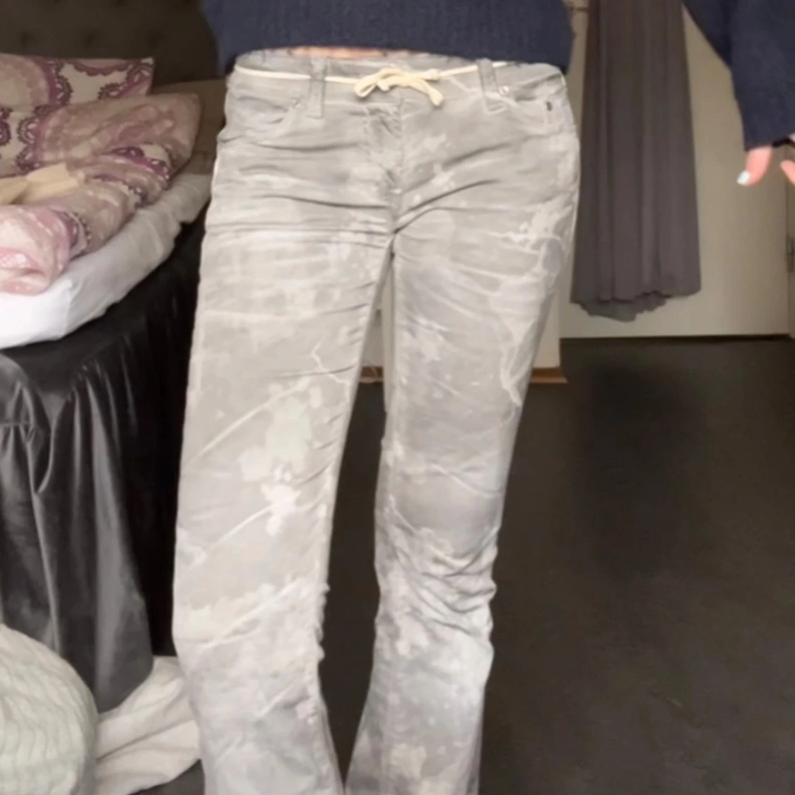 Grå bootcut jeans med batikmönster