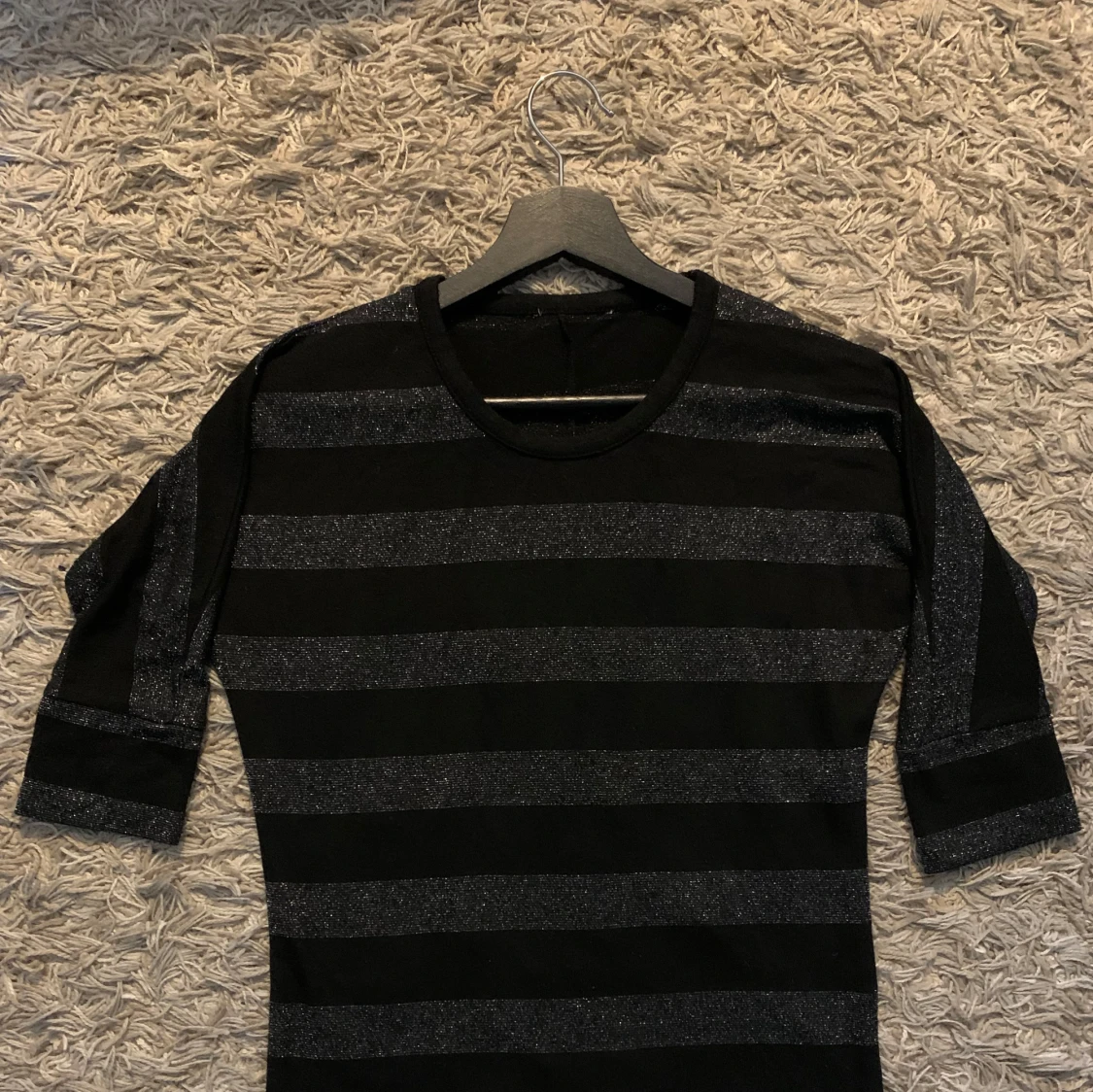 Svart och glittrig randig tröja