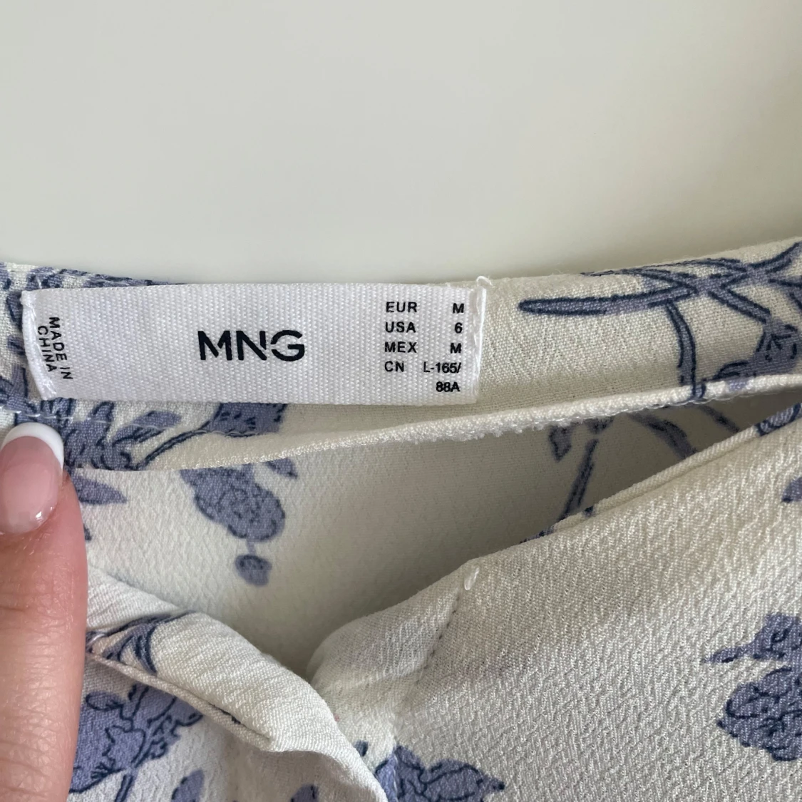 Vit och blå blommig klänning från Mango - 2