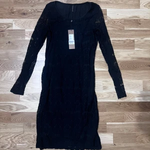 Svart spetsklänning från Soyaconcept - Säljer en svart långärmad klänning från Soyaconcept i storlek S. Klänningen har vacker spets över hela och en figurnära passform. Perfekt för dig som gillar stilrena och eleganta plagg med det lilla extra.  Helt ny, bara hängt i garderoben. Totallängd 97 cm  Nypris 499  Kommer från djurfritt hem!