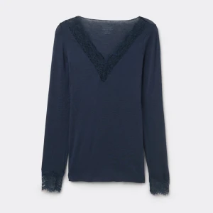 Intimissimi tröja  - Säljer min marin blå Intimissimi tröja som hr två små hål i framsidan som knappast syns. Skriv fö fler bilder.