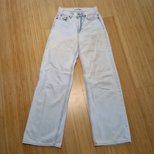 Högmidjade jeans  - Ljusblåa wide leg jeans från Junkyard med klassisk femficksdesign och hög midja. Jeansen är tillverkade i 100% bomull och har vida ben.