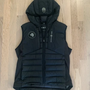 Svart Sail racing antarctica väst - Svart sail racing väst för ett billigt pris. Orginall pris: 2850 kr. Pris kan diskuteras självklart. Skön väst för hösten och sommaren med t-shirt
