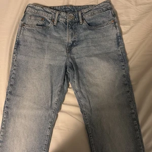 Ljusblå jeans Straight Regular fit från H&M - Säljer ett par ljusblå jeans från H&M med rak passform och regular fit. Klassisk femficksmodell med knapp och dragkedja i gylfen. Perfekta för en avslappnad stil och passar till det mesta.