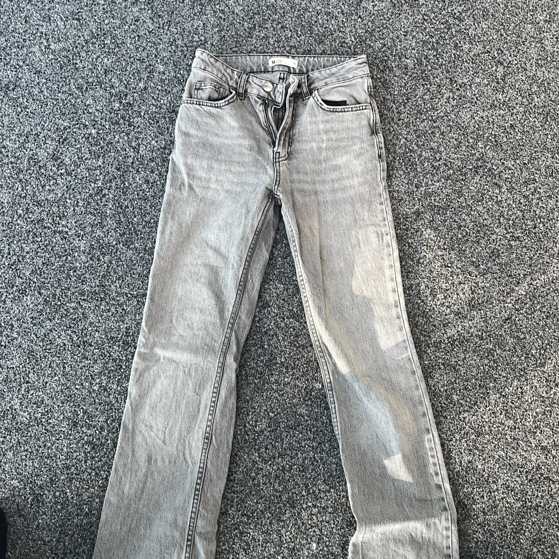 Grå jeans från gina tricot välj pris