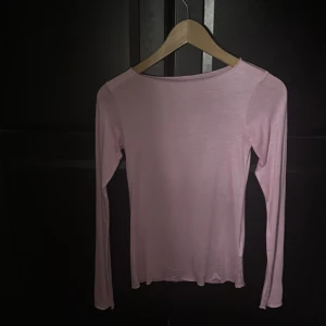 Ljusrosa långärmad tröja Sporties XS - En enkel och stilren ljusrosa långärmad tröja från Sporties i storlek XS. Tröjan har en smal passform och är tillverkad i ett mjukt och stretchigt material som känns skönt mot huden. Perfekt att bära som basplagg eller under en jacka.