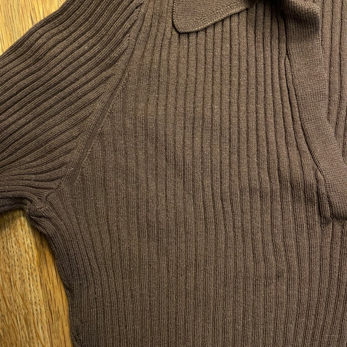 Brun ribbad tröja - 1