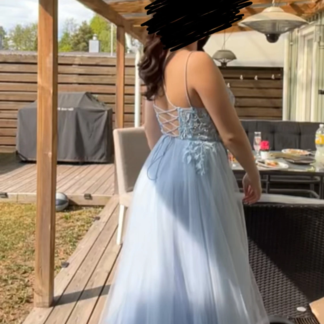 Ljusblå långklänning med spetsdetaljer - 2