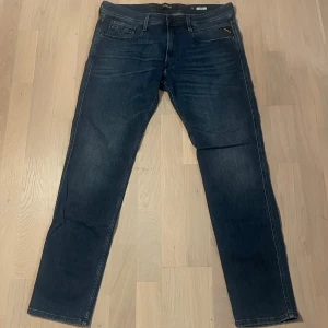 Replay Anbass jeans - Snygga mellanblåa Replay jeans i modellen Anbass - Slimfit. Jeansen är storlek W34 L32.                 10/10 skick Nypris på dessa ligger på runt 1399kr. Hör av er vid frågor!🔥🤝