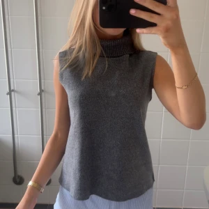 Grå polotopp - Snygg polotopp från zara, säljer samma i beige❣️❣️❣️