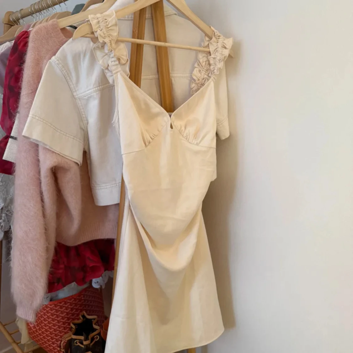 Champagnefärgad kortklänning från Adoore - 1