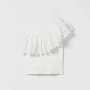 Vit offshoulder topp zara - Superfin vit offshoulder topp med volang från zara. Finns inte kvar på hemsida. Ett band som använda till galjen är av klippt. Kom gärna med frågor💗