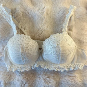 Intimissimi BH - Intimissimi ”pretty flowers balconette bra” i strl 75B. Fint skick!