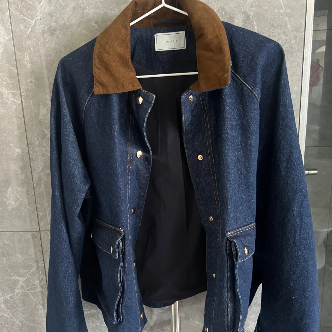 Jeansjacka från Neo Noir med brun krage