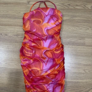 Klänning  - En sommarklänning från ASOS i stl 36 säljs för 200 kr. 