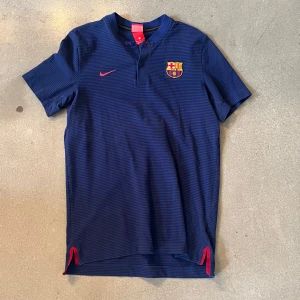  FC Barcelona  - Fet vintage Barça tröja köpt på Plick men inte kommit till användning 