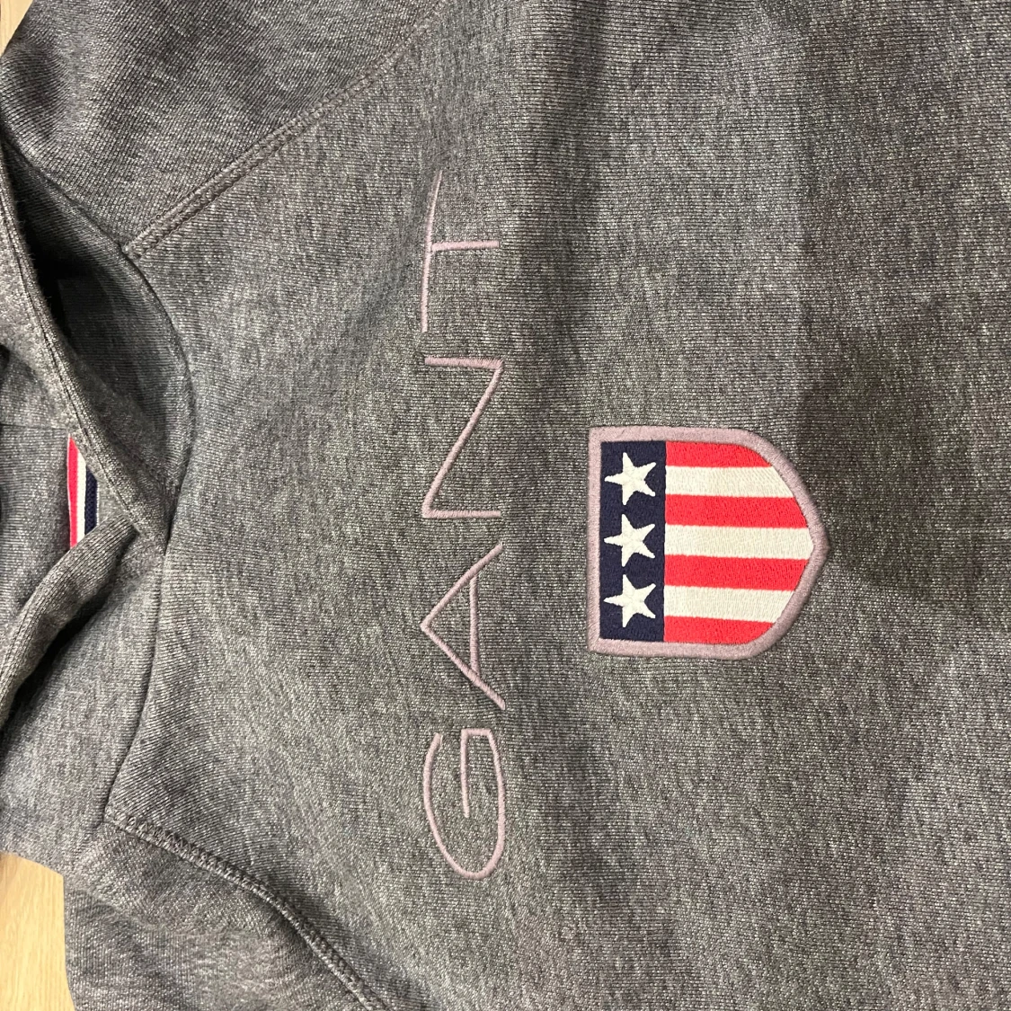 Mörkgrå hoodie från GANT med tryck - 1