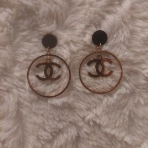 Örhängen i guldfärg och svart - Örhängen i guldfärg och svart 4cm