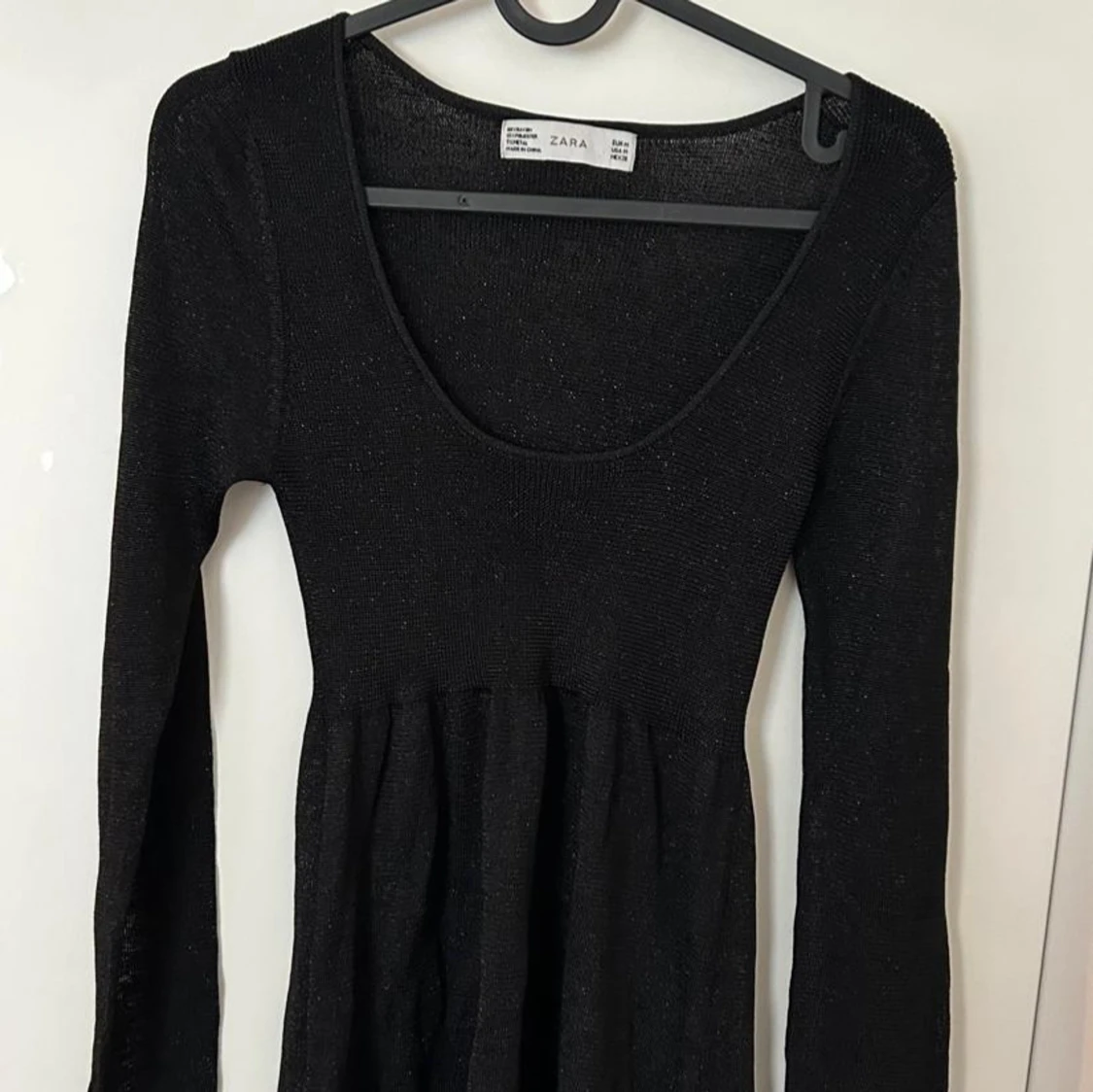 Svart glittrig klänning från Zara - 1