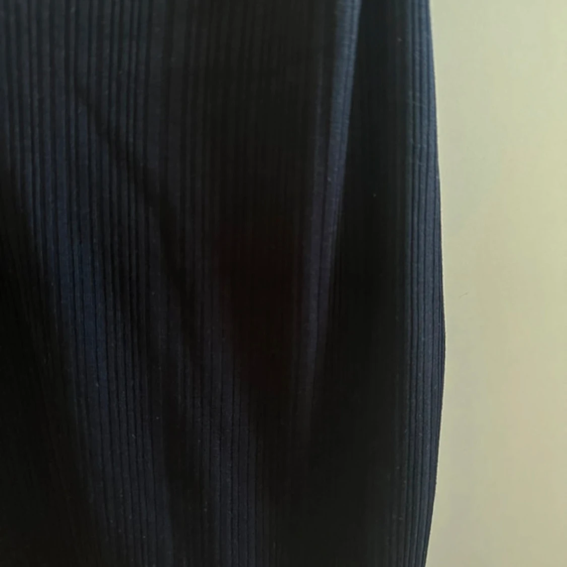 Svart linne med knut - 2