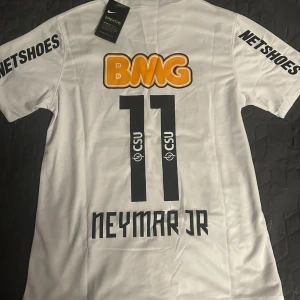 Neymar Jr Santos Fotbollströja  - Säljer en Santos fotbollströja med Neymar Jr 11 på ryggen i storlek M som är helt ny med prislapp 