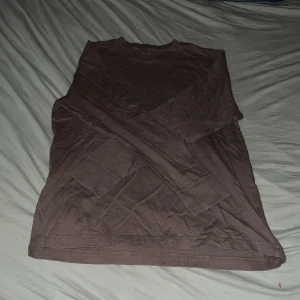 Brun långärmad tröja Abercrombie - Säljer en basic brun långärmad tröja från Abercrombie & Fitch. Tröjan har rund halsringning och är tillverkad i mjuk bomull, perfekt för lager-på-lager. Enkel och stilren design som funkar till det mesta.