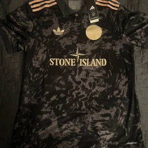 Ajax Fotbollströja - Ajax special edition fotbollströja i storlek M som är helt ny med prislapp
