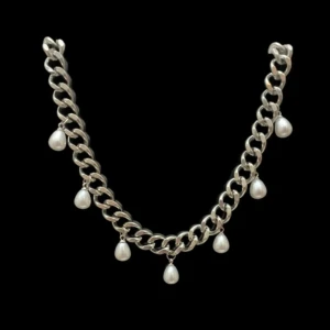 Chunky silverhalsband med pärldroppar - Stilrent halsband med grov silverfärgad kedja och sju hängande droppformade pärlor. Kedjan har en modern chunky look och pärlorna ger en elegant touch. Perfekt för att lyfta vilken outfit som helst.