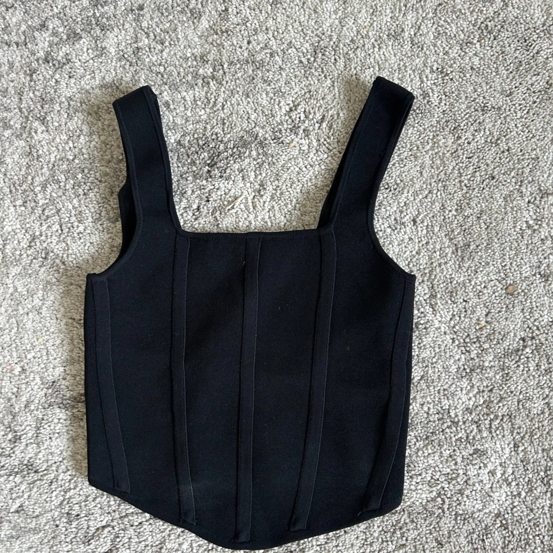 Svart korsett-topp med breda axelband - 1