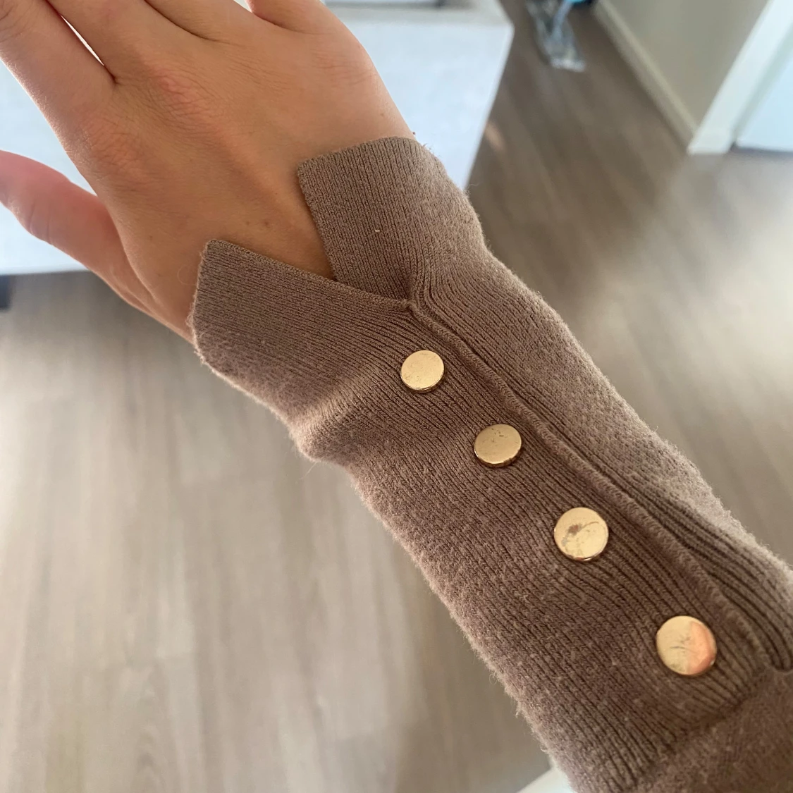 Beige stickad tröja med guldknappar - 2