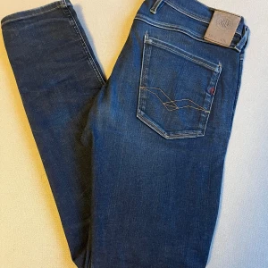 Replay Anbass  - Snygga mörkblå Replay Anbass jeans med klassisk femficksdesign och diskreta kontrastsömmar.                                                    Jeansen är i bra skick!