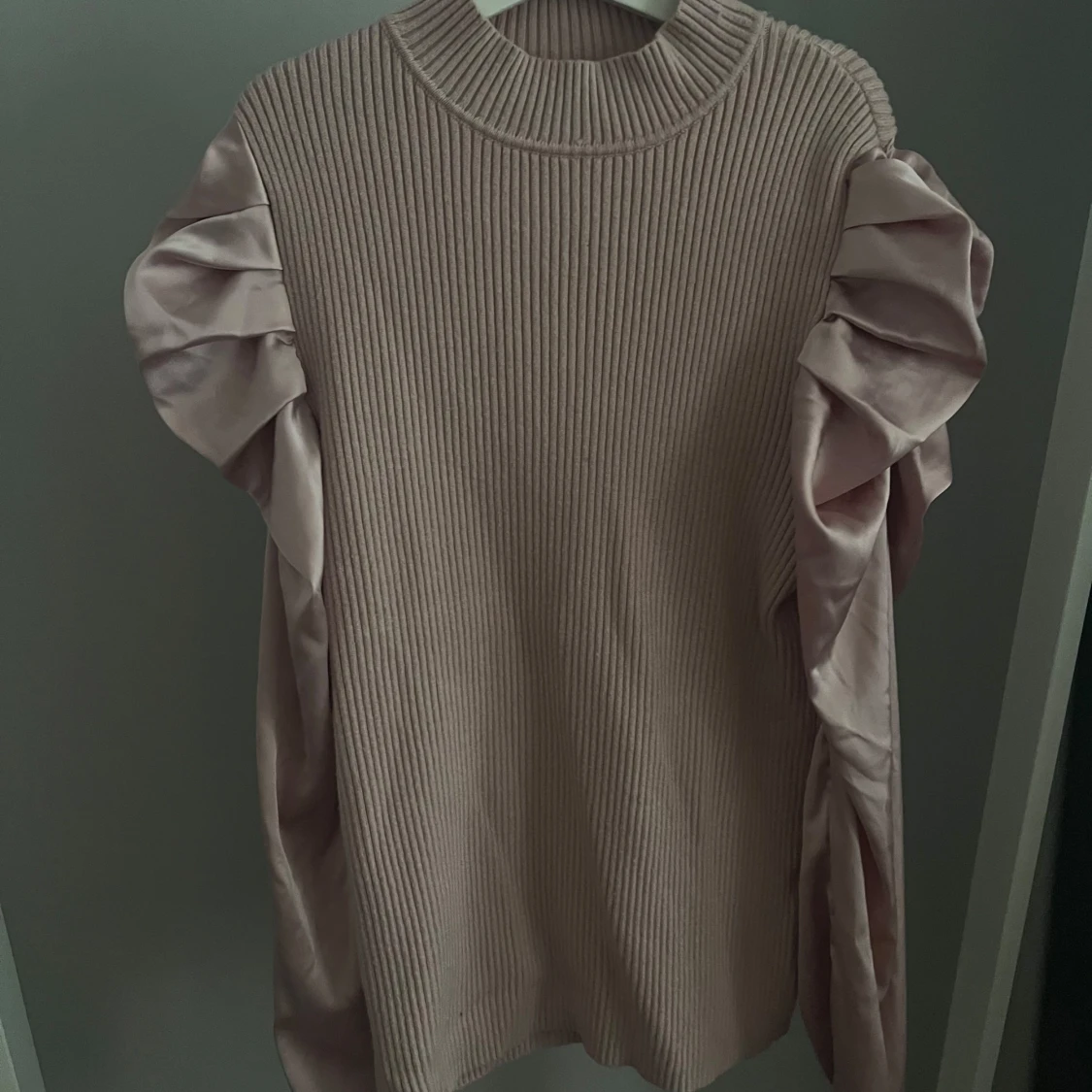 Rosa stickad tröja med satinämar Chica London