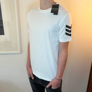 Zadig & Voltaire T-shirt  - Sjukt fet Zadig & Voltaire tröja som är perfekt inför sommaren! Storleken är xs och modellen på bilden är 171 (56kg). Tröjan är sprillans ny och tagen medföljer! Nypris ligger på cirka 1000kr medans vårat pris ligger på endast 399krkr. Hör av dig vid minsta fråga eller fundering 🤔 