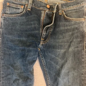 Mörkblå jeans från Nudie Jeans w29 - Snygga mörkblå jeans från Nudie Jeans model(lean dean) i färgen troubled sea och storlek w29