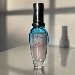 Escada Sorbetto Rosso  - Säljer denna näst intill oanvända parfym från Escada i doften Sorbetto Rosso 50 ml. Den doftar sommar och vattenmelon! Kommer tyvärr inte till användning för mig tyvärr. Toppnoter: Päron Calone Hjärtnoter: Tiare blomma Vattenmelon Basnoter: Mysk Amber noter Pralin ackord