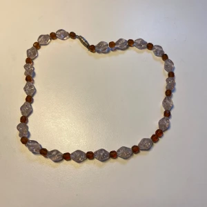 Unikt, Vintage Halsband *Bara 1 Kvar* - Unikt, handgjort halsband med magnifika pärlor. De oregelbundna formerna är perfekta för dagligt eller festligt bruk. Halsbandet har ett silvrigt skruvlås och ger en cool vintagekänsla. Perfekt för dig som gillar att sticka ut med accessoarer.