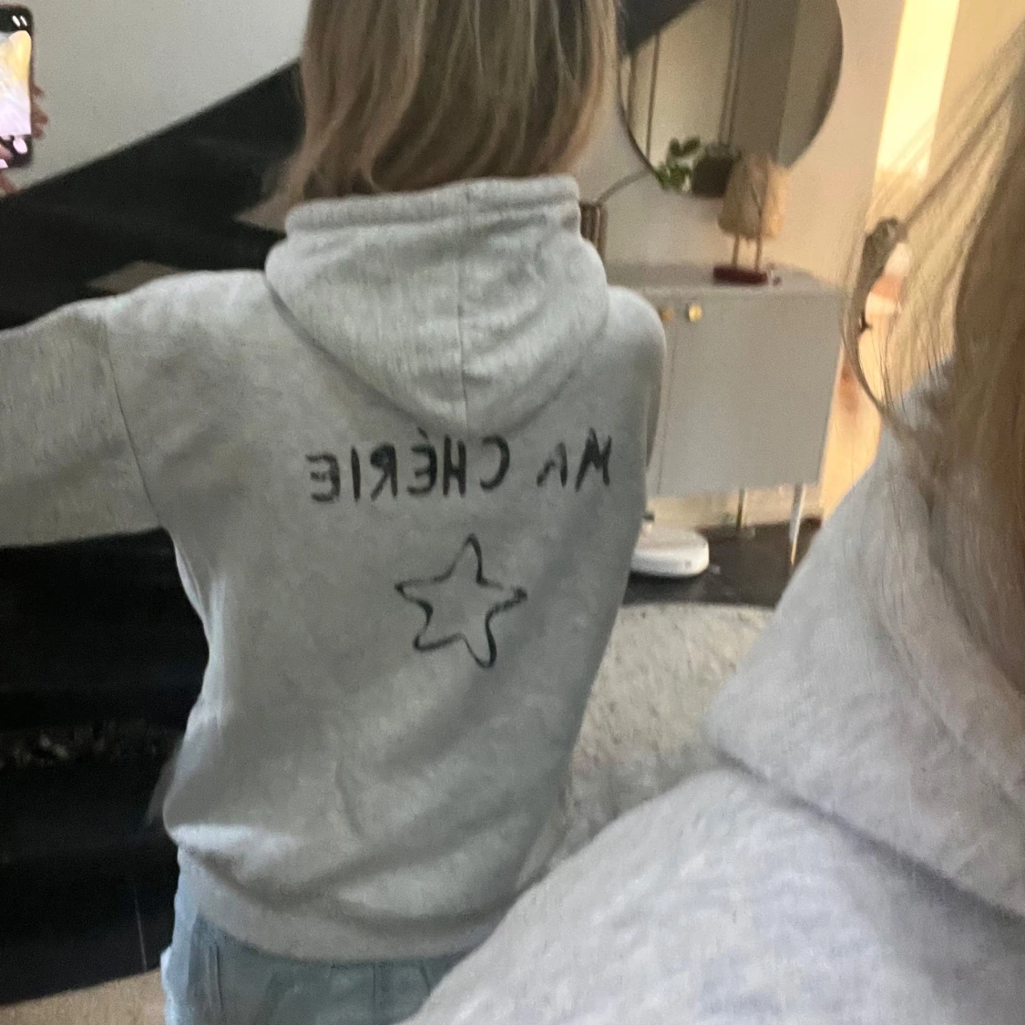 Grå hoodie med stjärna och text - 1