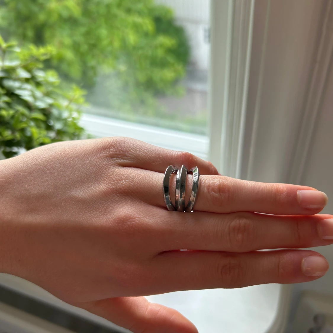 Snygg silverfärgad statementring - 1
