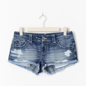Blå jeansshorts från Gina Tricot - Snygga och helt nya blå jeansshorts från Gina Tricot med slitna detaljer, lågmidjade i storlek Xs 🥰