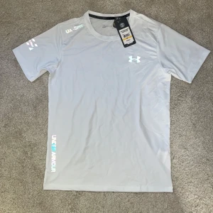 Under armour t shirt - Under armour t shirt i storlek M men passar också S. Helt ny med tags och påse.