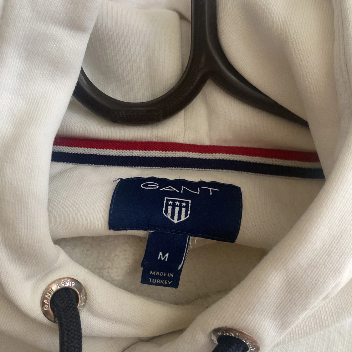 Vit hoodie från GANT med broderad logo - 3