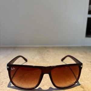 Rayban boyfreind solglasögon  - Extremt bra pris så först till kvarn. Sjukt snygga och stilrena Rayban boyfreind solglasögon. De är helt nya och skickas samma dag som köpet. Det står inte Rayban på sidorna och de är därav inte äkta. Kom pm vid minsta lilla fundering eller intresse.