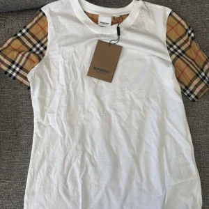 Burburry t-shirt  - Säljer denna T-shirten då den är lite för liten på mig. Passar perfekt till sommaren. Fraktar runt hela Sverige! 