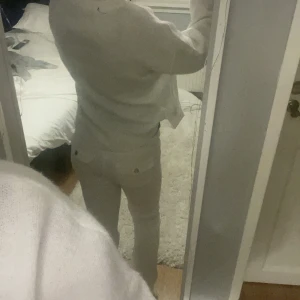 Vita bootcut jeans med silverdetaljer - Säljer dessa vita bootcut jeans!!💓💓