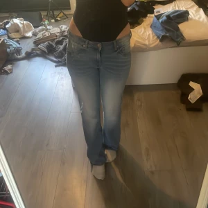 Bootcut jeans i ljusblå denim - Säljer ett par snygga bootcut jeans från &Denim i ljusblå tvätt. Modellen är lågmidjad. Säljer pga att jag inte använder de längre och gillar inte hur de passar på mig