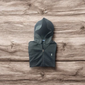 Ralph Lauren Hoodie - 🔹 Detaljer: ✔ Färg: Svart ✔ Storlek: S (Herr) ✔ Material: 100% bomull ✔ Logga: Vit broderad Polo Ralph Lauren ✔ Skick: Nyskick – aldrig använd, men utan prislapp  En hoodie som ger ett avslappnat men stilsäkert intryck – oavsett om du bara drar på den till vardags eller vill ha något snyggt att resa i.  📦 Skickas snabbt eller kan mötas upp 📩 Hör av dig om du vill ha fler bilder eller exakta mått!