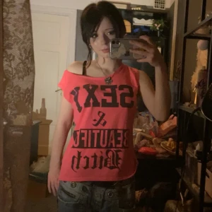 Råsa rolig tröja❤️ - Tjusig tröja med rolig täxt och bar rygg💗de står inget märke men köpte den ifrån märket one love och skulle gissa den är i storlek M