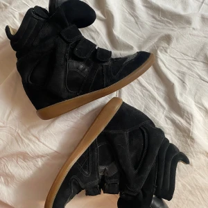 Isabel Marant Skor - Snygga Isabel marant sneakers med inbyggd kilklack. Ovandel i mocka och detaljer i skinn, samt brun gummisula. Kom privat vid funderingar eller frågor! 🫰💕 Nypris ligger på 5800
