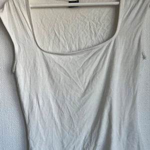 Vit topp från Gina Tricot - Jätte fin topp från Gina tricot. Är använd.